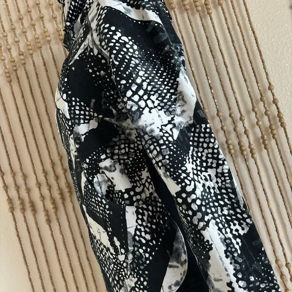 Lululemon Static Mist Black White Abstract Print Scuba Hoodie Yoga Hiking 10 - Picture 2 of 6